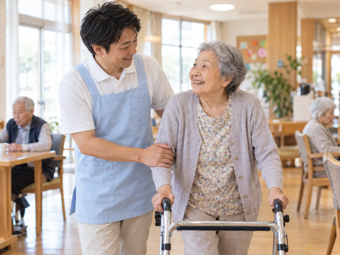 入居者の歩行を支える介護スタッフ