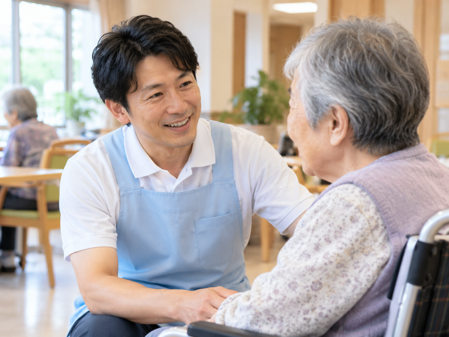 入居者の様子を見守るスタッフ